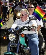 'Dykes on bikes' - lesbiky na motorkch pochodujce na Gay Pride
