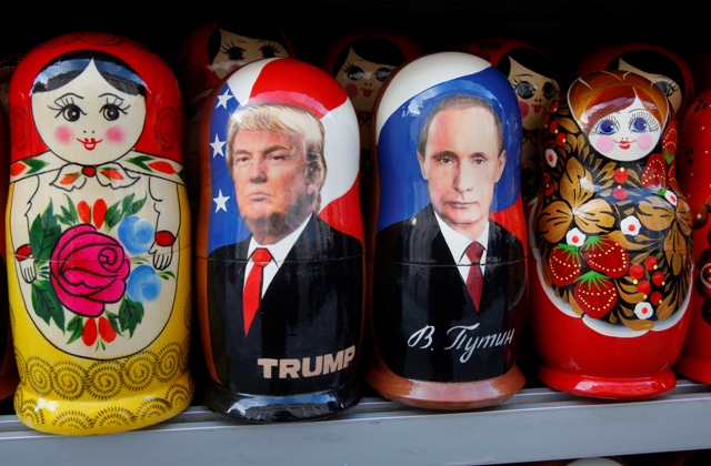 Na snmke matrioky s novozvolenm americkm prezidentom Donaldom Trumpom a ruskm prezidentom Vladimirom Putinom v predajni suvenrov 20. janura 2017 v Petrohrade